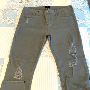 CELEBRITY PINK STRETCH JEANS - Gray Skinny Distressed Jeans in Size 13/31